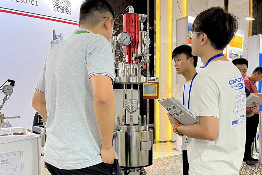 全自動(dòng)升降高壓反應(yīng)釜受到關(guān)注