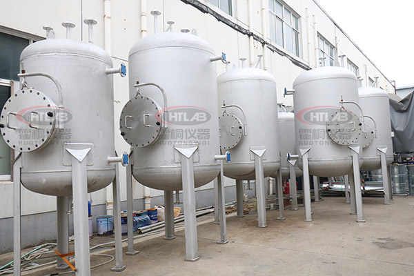 一排不銹鋼高壓儲罐等待發(fā)貨